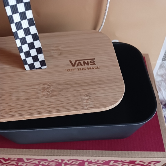 Vans - Picture 5 of 10